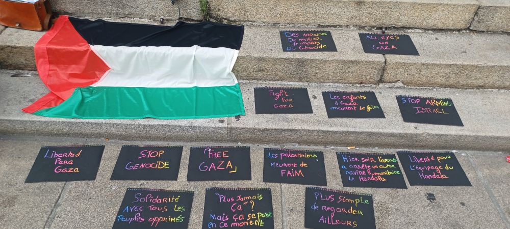 Un drapeau palestinien et plusieurs messages posé sur le sol comme :
Solidarité avec tous les peuples opprimés
Fight for gaza
Plus simple de regarder ailleurs
Stop arming israel
All eyes on gaza