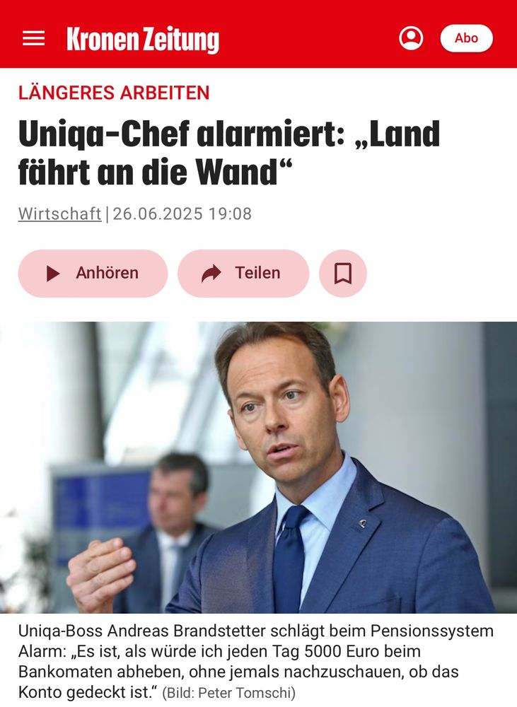 Screenshot eines Artikels der „Kronen Zeitung“ vom 26. Juni 2025 mit der Schlagzeile: „Uniqa-Chef alarmiert: ‚Land fährt an die Wand‘“. Im Zentrum steht ein Foto von Uniqa-CEO Andreas Brandstetter im blauen Anzug, der gestikulierend spricht. Darunter ein Zitat von ihm zur Pensionsdebatte: „Es ist, als würde ich jeden Tag 5000 Euro beim Bankomaten abheben, ohne jemals nachzuschauen, ob das Konto gedeckt ist.“