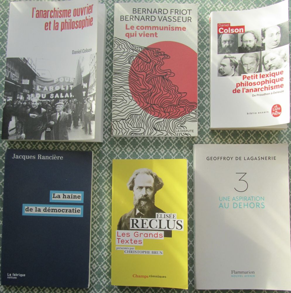 photo de livres en présentatio sur une table.