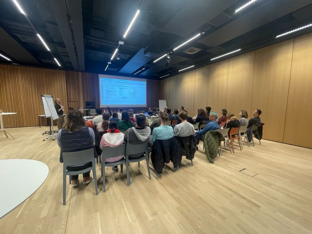 Full room following Robert Haase lecture on the background