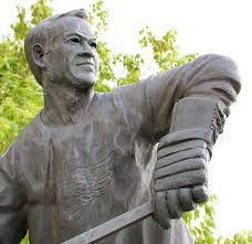 Gordie statue with raised eyebrow. 