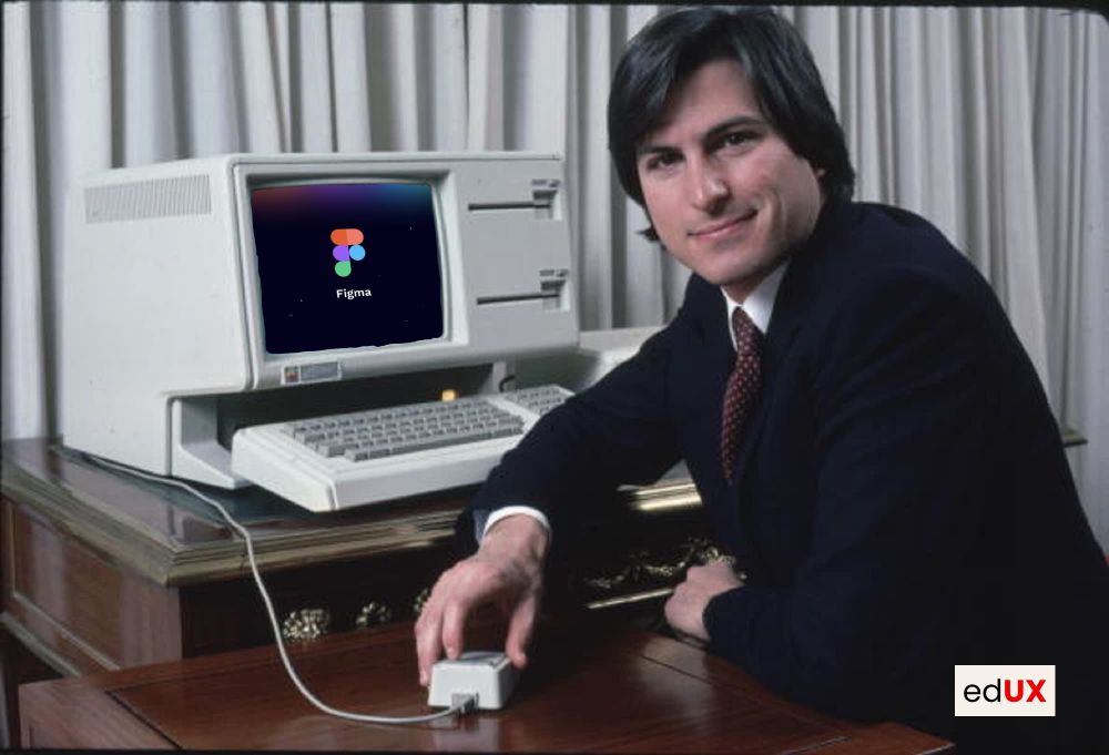 A imagem mostra Steve Jobs, o cofundador da Apple, sentado ao lado de um computador Apple Lisa, um dos primeiros computadores pessoais da empresa. Ele está usando um terno escuro com camisa branca e gravata vermelha, e sorri para a câmera enquanto segura o mouse do computador. Na tela do computador aparece o logotipo do Figma, uma ferramenta de design digital moderna.