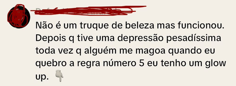 Captura de tela de uma publicação em rede social com texto que diz: “Não é um truque de beleza mas funcionou. Depois que tive uma depressão pesadíssima, toda vez que alguém me magoa, quando eu quebro a regra número 5, eu tenho um glow up.” Há um emoji de mão apontando para baixo no final.