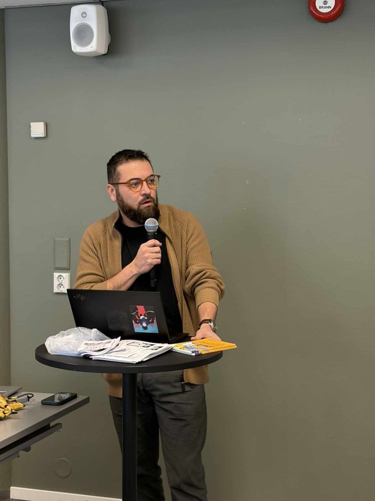 Diego Marin Rios med mikrofon