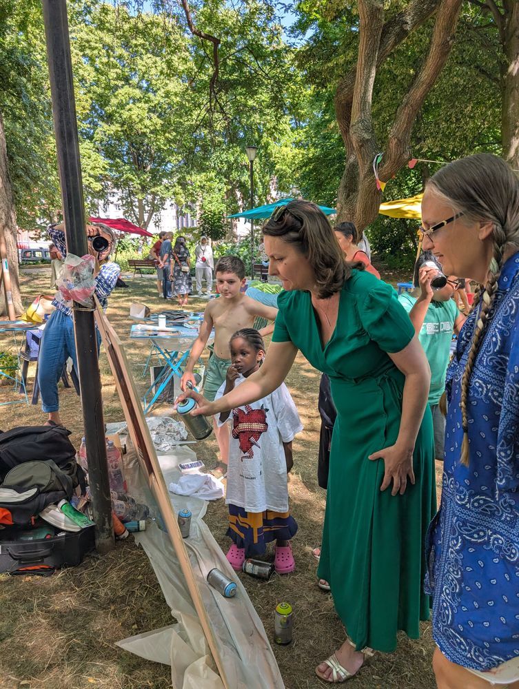 Eva Sas à la fête de quartier de la Tour du Pin