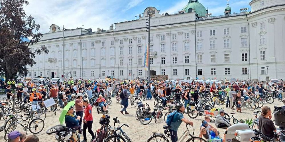 Rund 2000 Teilnehmer bei Innsbrucker Autobahn-Fahrraddemo