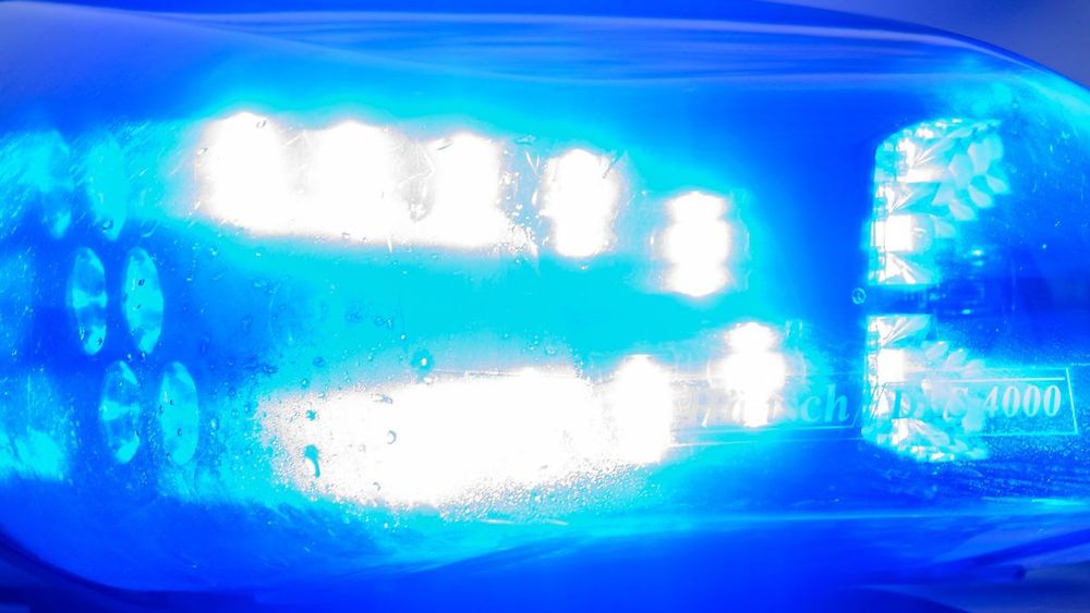 SUV bedrängt Notarztwagen im Einsatz