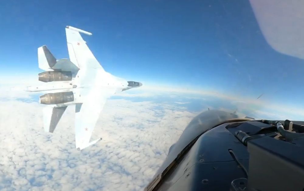 Russian Su-35 nearly collides with US fighter jet