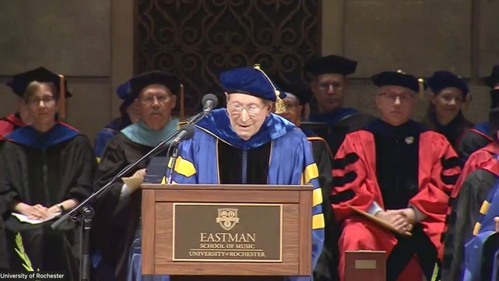 Dr. Shrager at lectern accepting the the Lifetime Achievement Award for Graduate Education