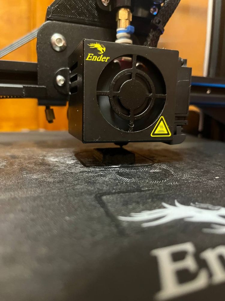 Extruder printing a cube