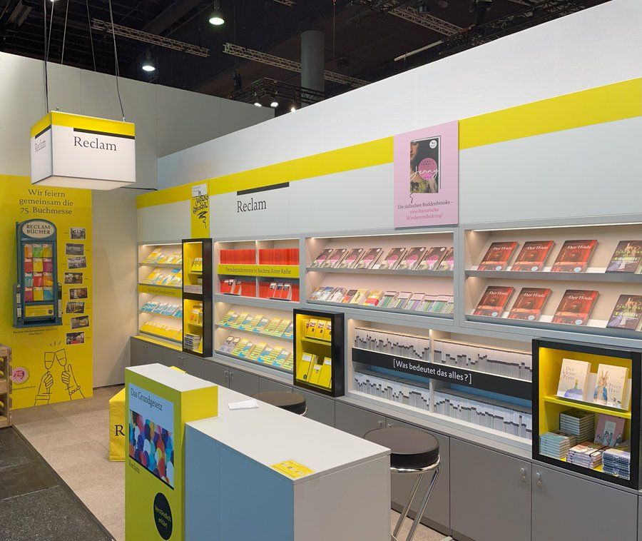 Messestand des Reclam Verlags.