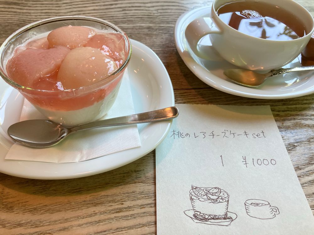 桃のレアチーズケーキセット1000えん。伝票にケーキとドリンクの絵が書いてある