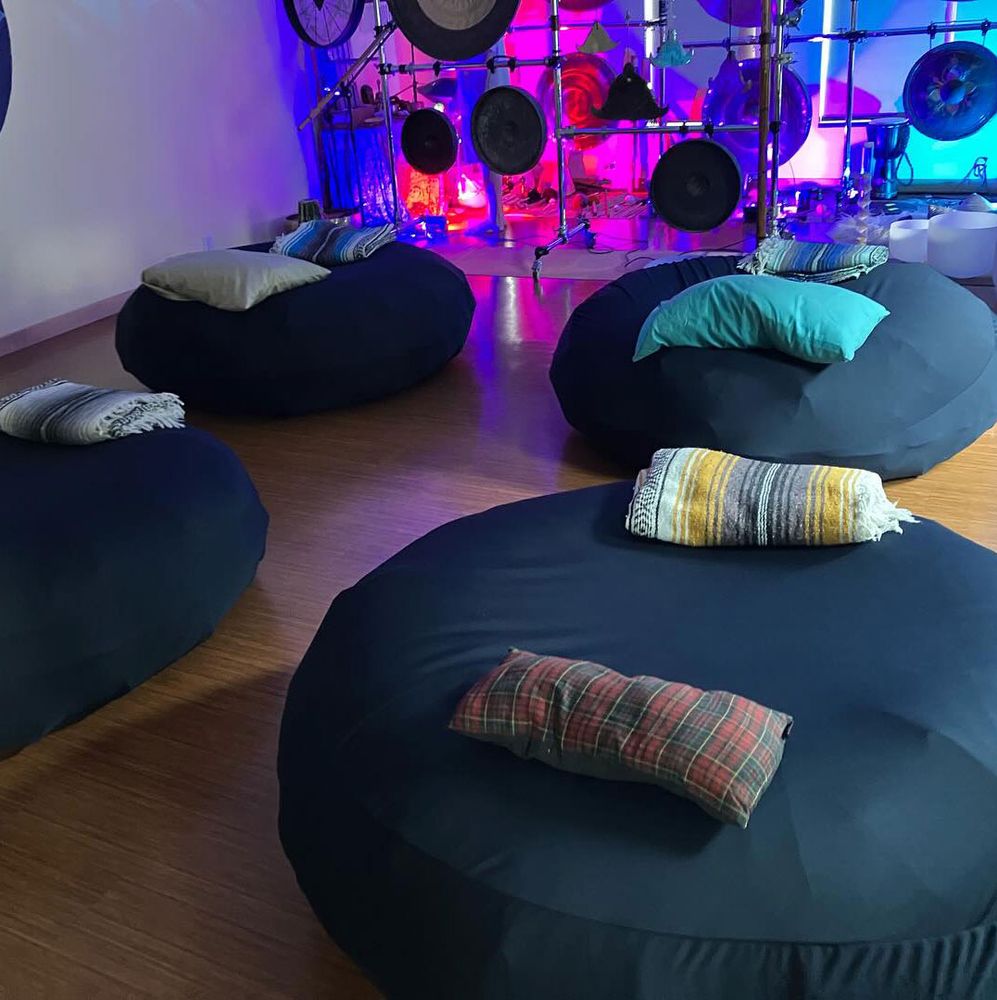 Audio bath photo taken at Rooted In Sound, Pittsburgh by Michaelangelo from Boston.

Get involved: subscribe, review, rate, share with your friends, send images!