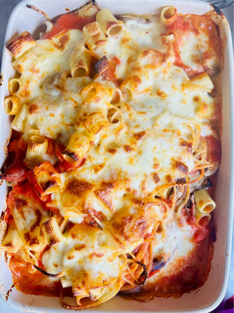 Auflaufform voll mit Nudel in Tomatensoße mit viel Käse überbacken.