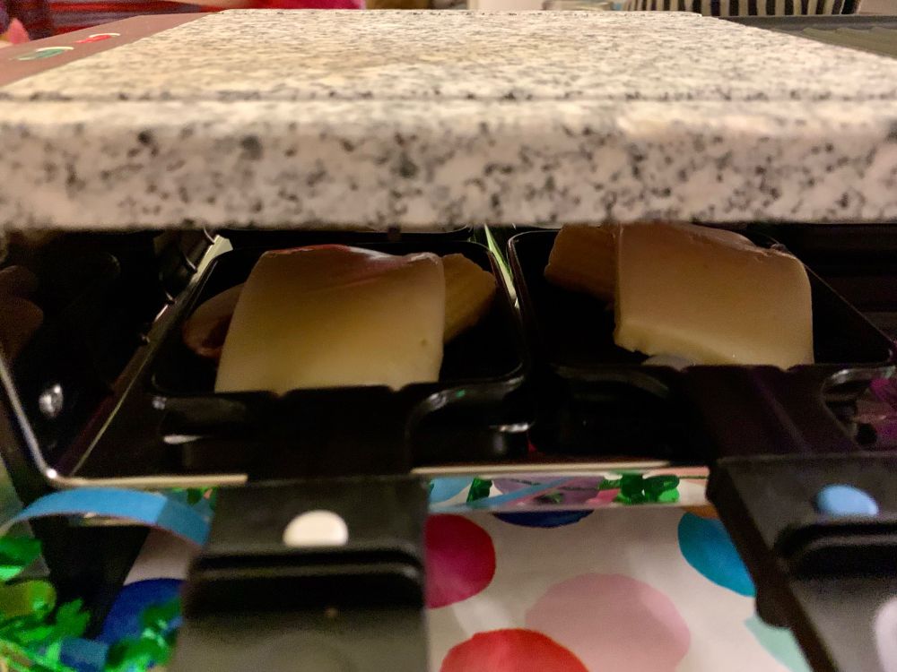 Blick in einen Raclette-Grill.