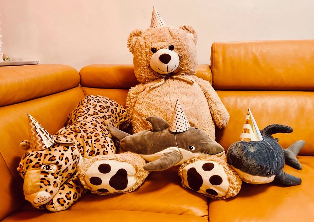 Eine Familie mit zwei Kindern auf der Couch.