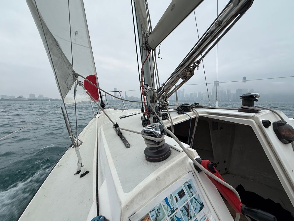 Colgate 26 keelboat with view of chicago skyline in background