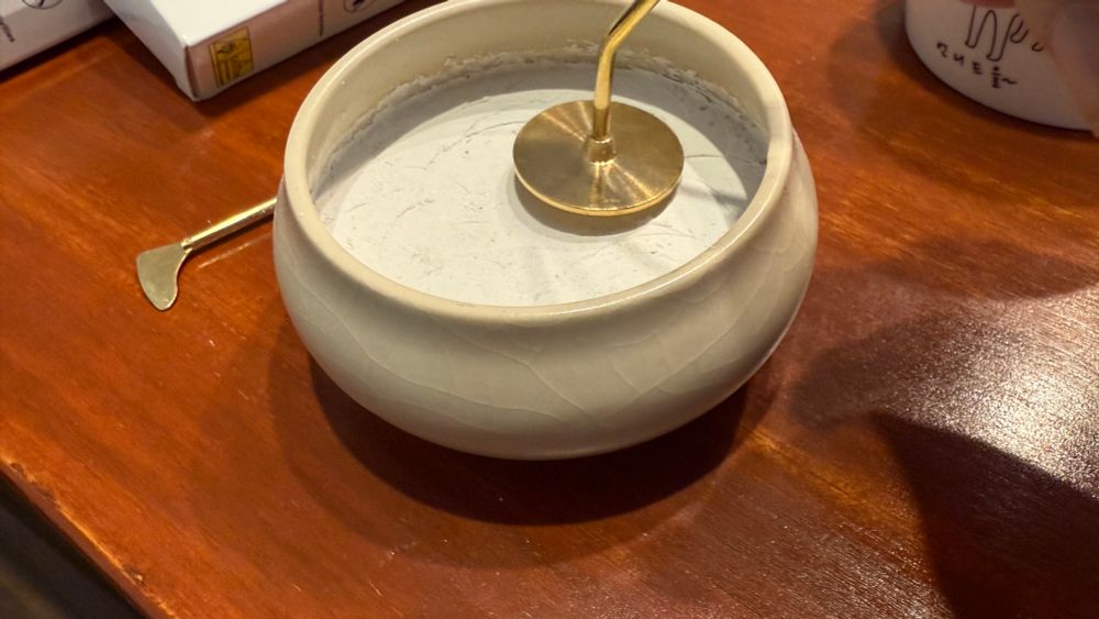 향을 피우기 위한 그릇과 가득 담긴 하얀 재. 그리고 그 재를 정리하는 도구가 있다. 재는 향이 잘 탈 수 있도록 하는 역할을 한다.