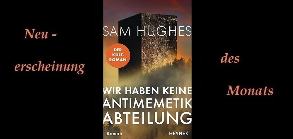 Schriftzug "Neuerscheinung des Monats", daneben das Titelbild des Buchs "Wir haben keine Antimemetik-Abteilung" von Sam Hughes. Darauf ist ein hochhausgroßer, seltsamer Monolith zu sehen, der in einem Wald steht.