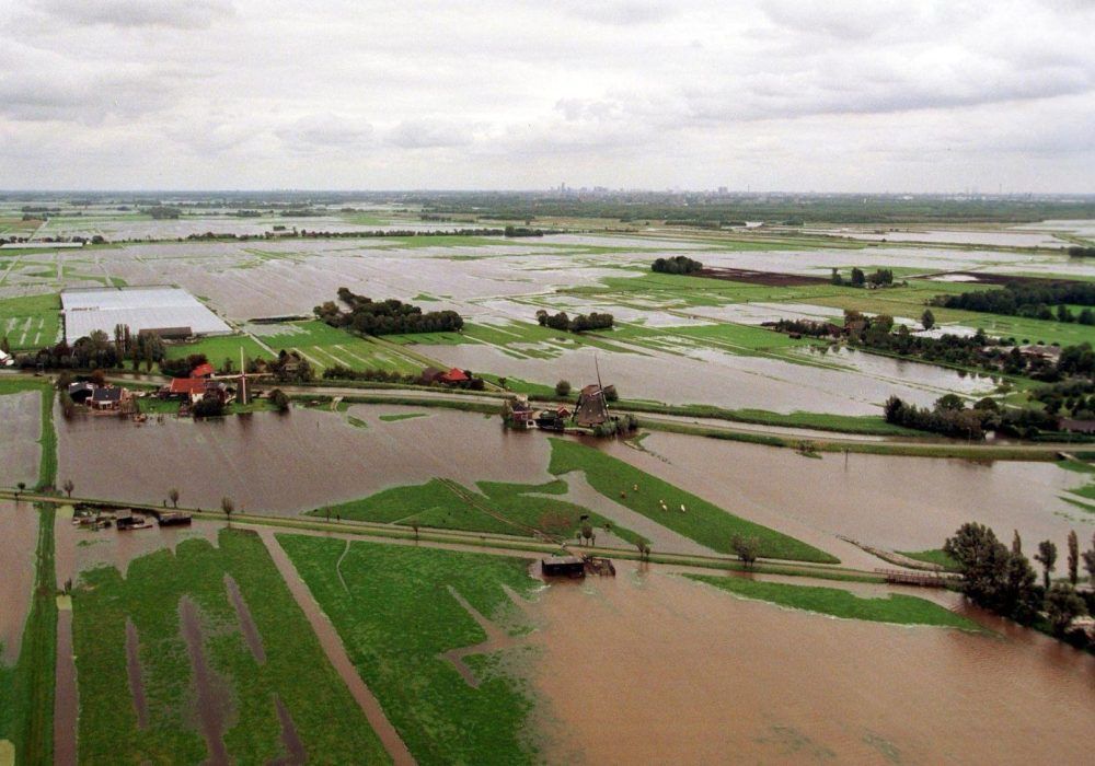 Maasland tijdens wateroverlast op 17 september 1998, gemaakt door Roel Dijkstra – herinnert eraan waarom dit werk ertoe doet.