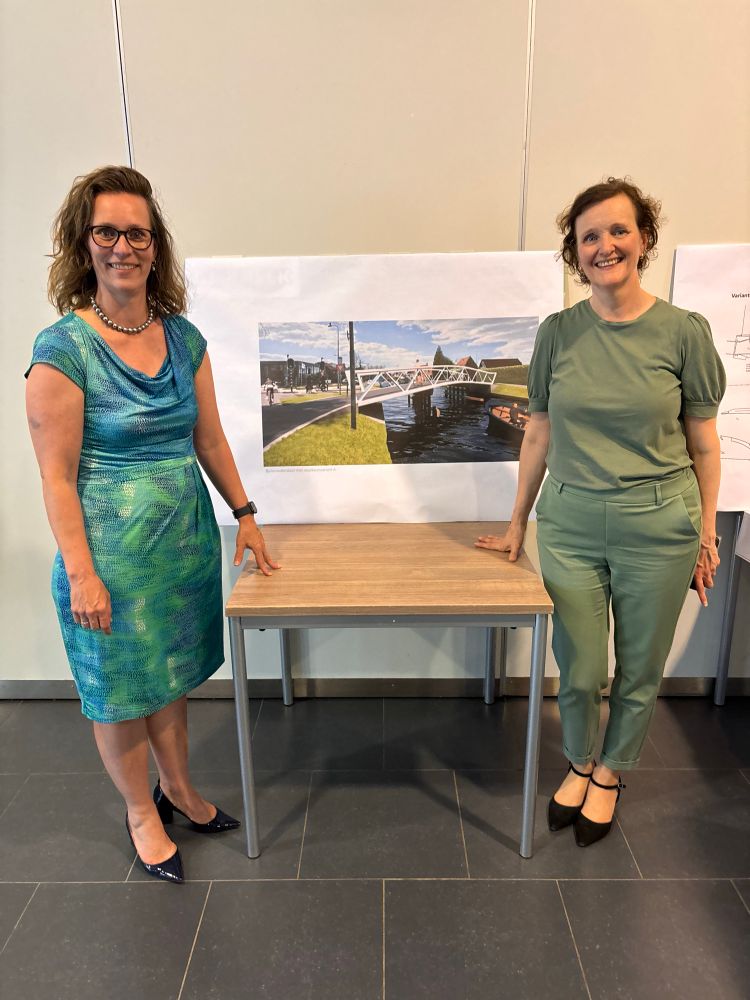 Wethouders Martina Huijsmans en Melanie Oderwald voor nieuwe fietsbrug op de grens Delft Den Hoorn.