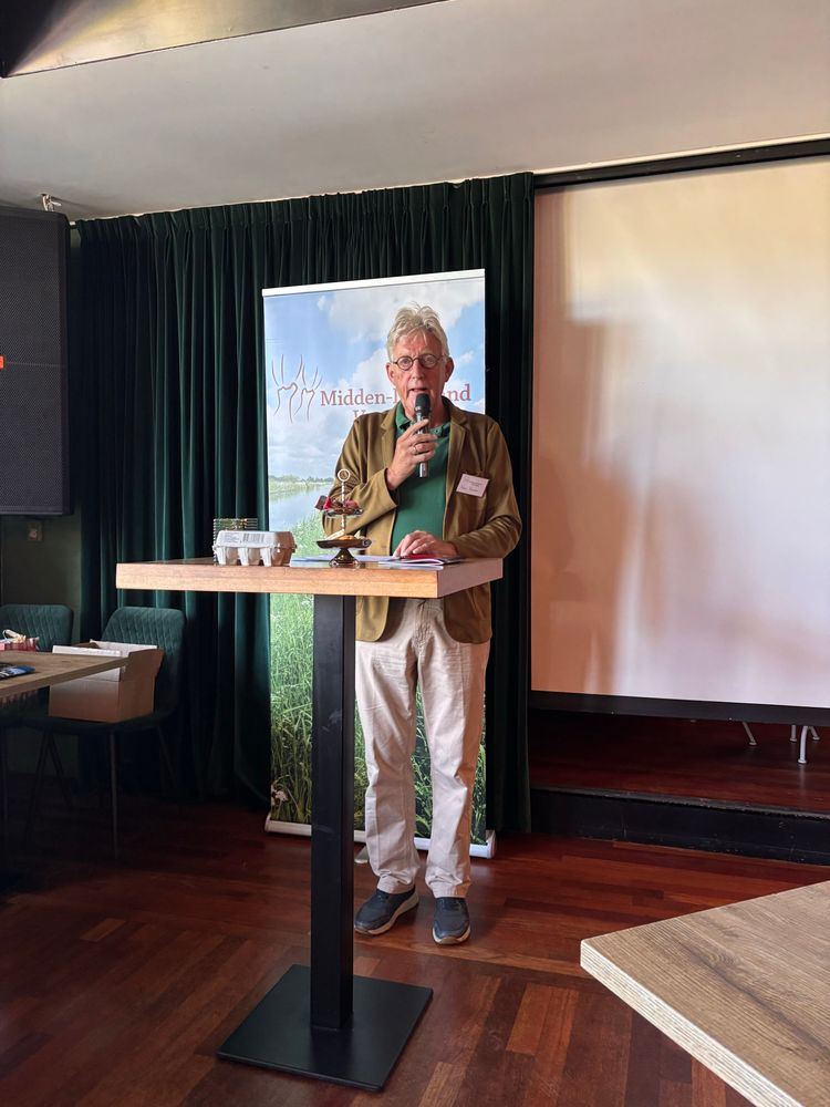Voorzitter Koos Karssen opent de Midden-Delflanddag. 