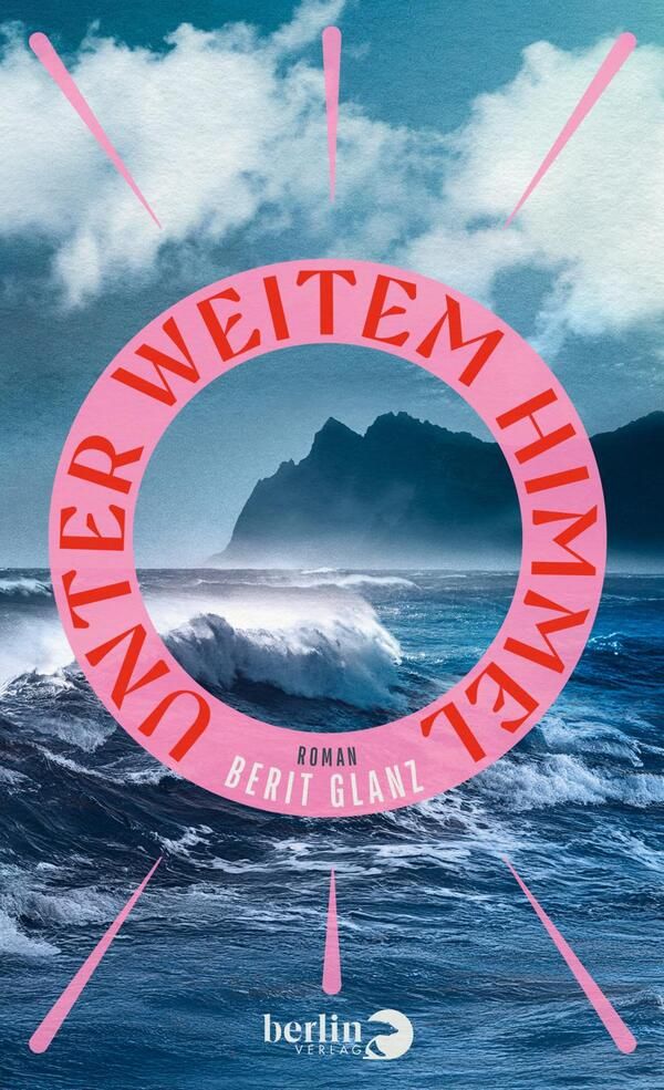 Buchcover "Unter weitem Himmel" im Berlinverlag. Isländische Küste, ein pinker Ring mit Titel und Autorinnename