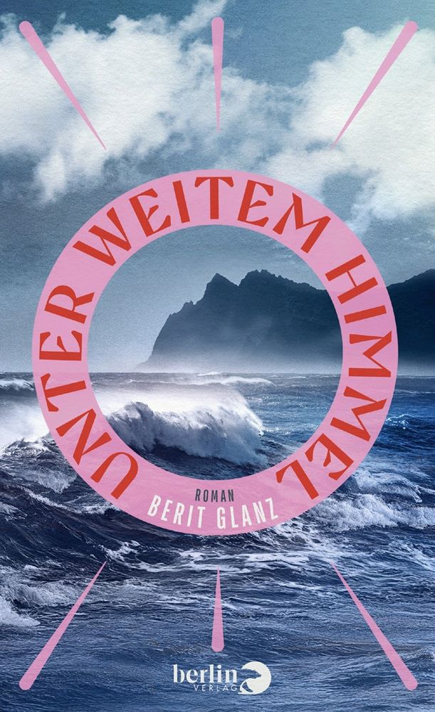 Buchcover Berlin Verlag, Berit Glanz "Unter weitem Himmel" – Cover mit dem Nordatlantik,  wellen, darüber ein pinker Kreis, der Steuerrad oder Bullauge sein könnte. Im Kreis steht der Titel.