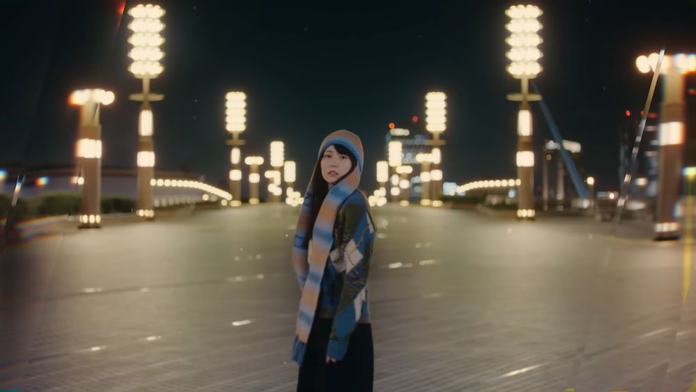 乃木坂46の37thのシングル「歩道橋」のMVより、賀喜遥香のスチール写真です。