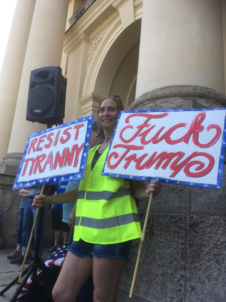 Demonstrantin hält 2 Schilder:
1. ResistTiranny
2. Fuck Trump