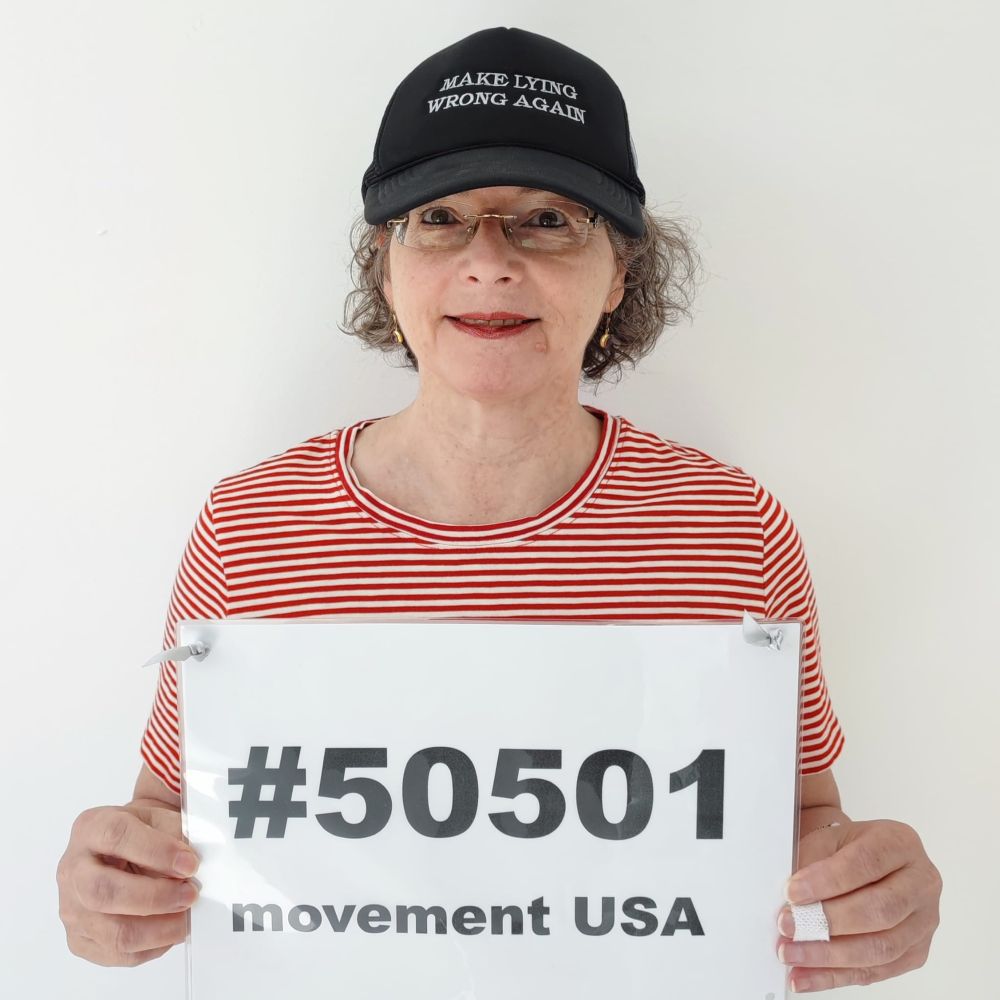 Ich mit Capy 'make lying wrong again' und Schild '#50501 movement USA'