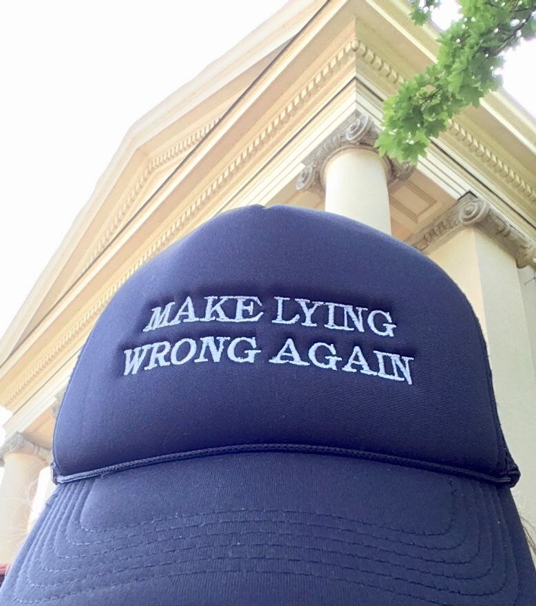 Capy Aufschrift: 
Make Lying Wrong again