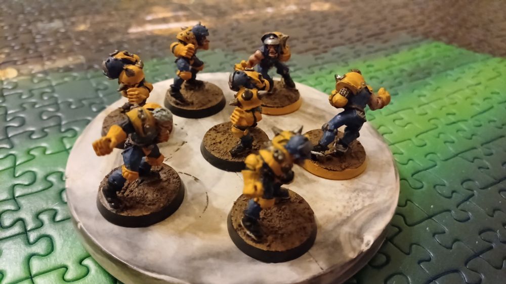 Some 2nd edition Human bloodbowl players. Painted blue and yellow, ghere are 4 linemen, 2 catchers and a kicker.