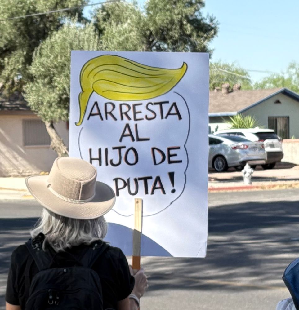 Sign with an outline of Trump’s head that says Arresta al hijo de puta 