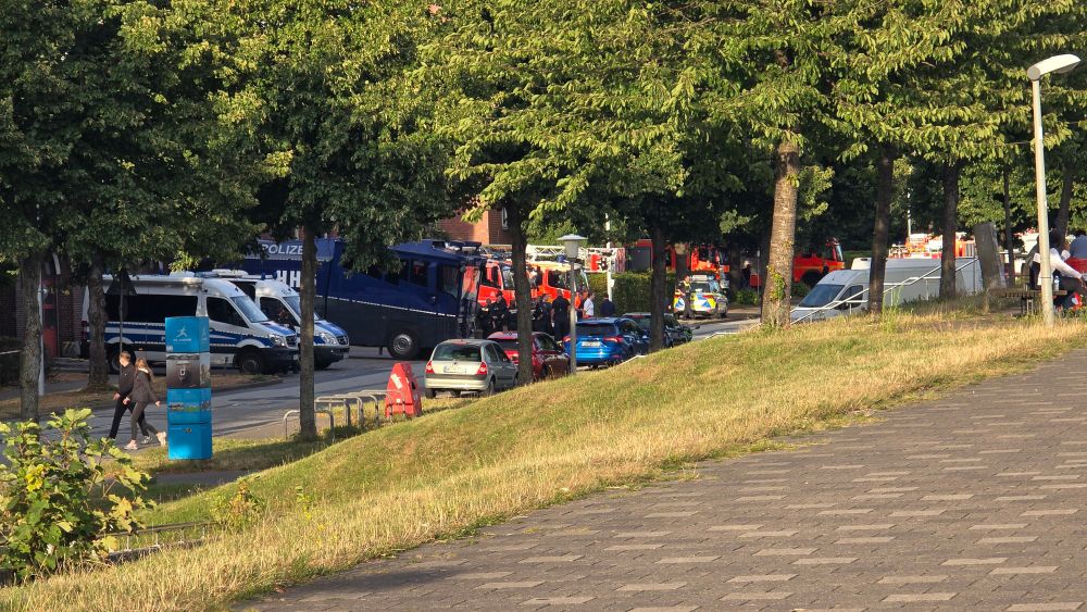 Diverse Feuerwehr und Polizeifahrzeuge vor der Feuerwache Veddel