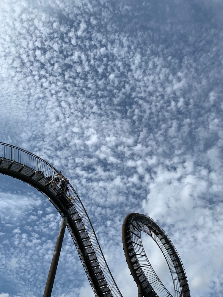 Der fleckig bewölkt wäre blaue Himmel über dem Tiger and Turtle in Duisburg
