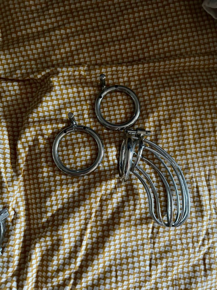 Cage de chasteté en tube de métal avec ses anneaux 