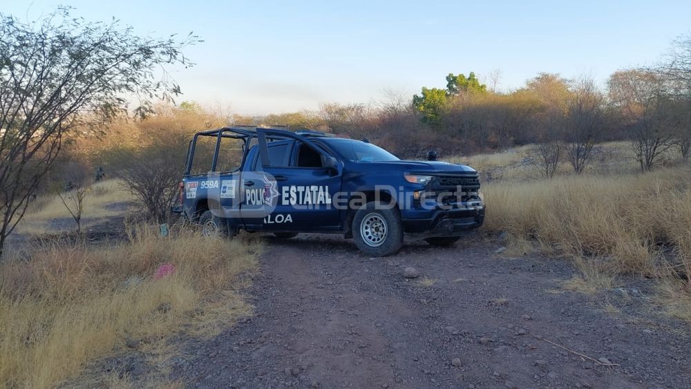 Unidad de policia estacionada en el lugar del hecho: 

A balazos asesinan a un hombre al sur oriente de Culiacán; suman cuatro homicidios en 12 horas