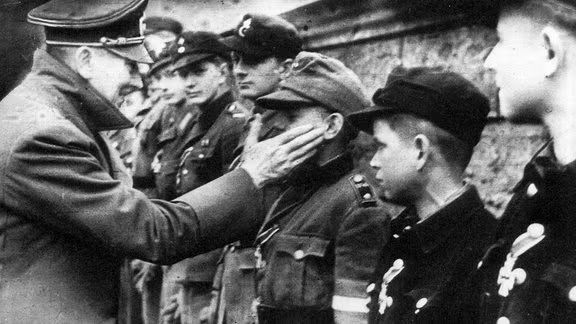 Hitler zeichnet Anfang 1945 Mitglieder der Berliner Hitler-Jugend aus
