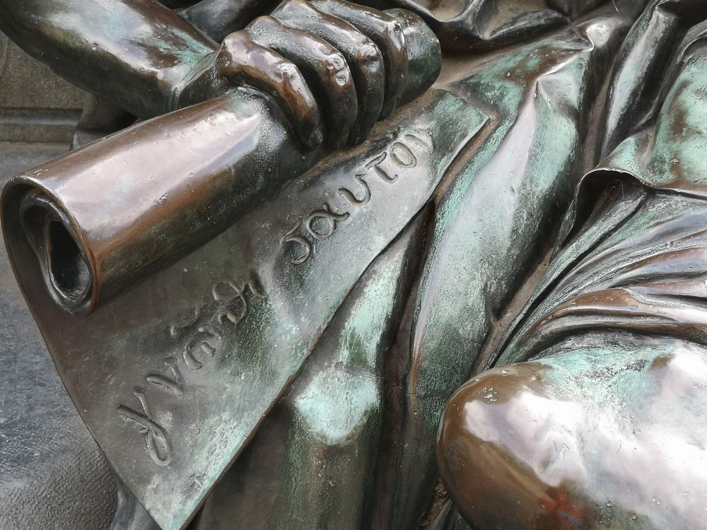 Muse der Philosophie im Schillerpark, Berlin. Erkenne dich selbst. 