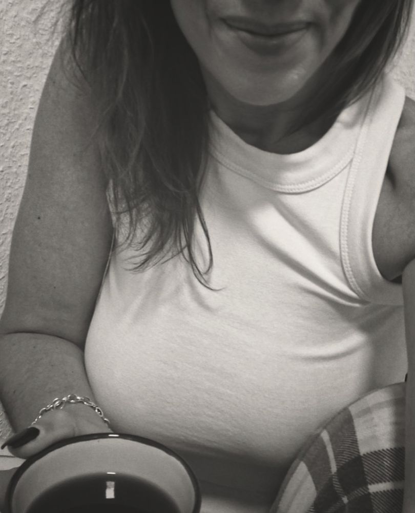 Halbes Selfie mit Kaffeetasse in s/w