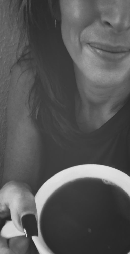 Halbes Selfie mit Kaffeetasse in s/w 🖤🤍  