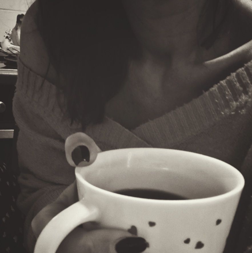 Halbes Selfie mit Kaffeetasse in s/w
