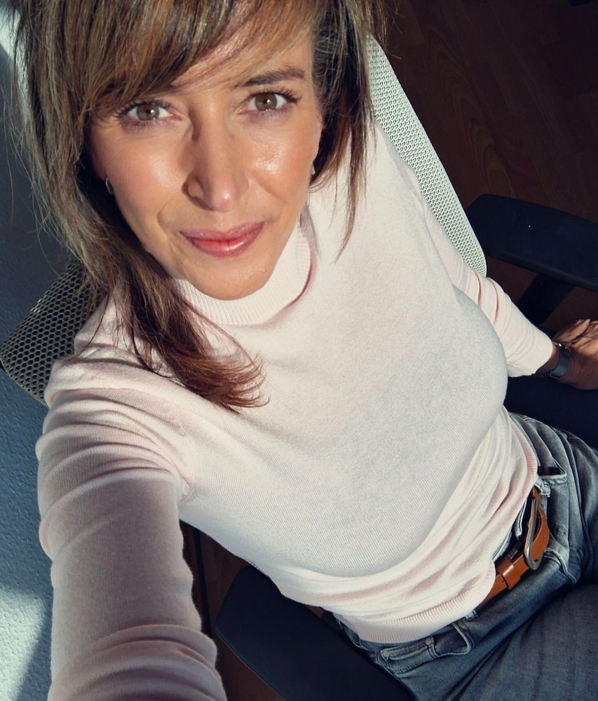 Selfie. Sitzend auf dem Bürostuhl. Mit Sonnenschein im Gesicht.      

