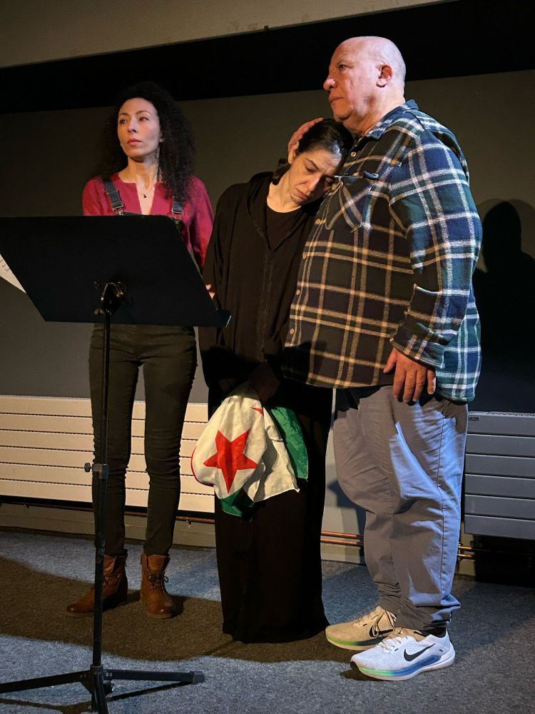 Lecture de la pièce de théâtre "L'autre 8 mai 1945, je me souviens" de M'hamed Kaki. 
De gauche à droite : Leila Khaly, Marie-Myriam Lagny et M'hamed Kaki