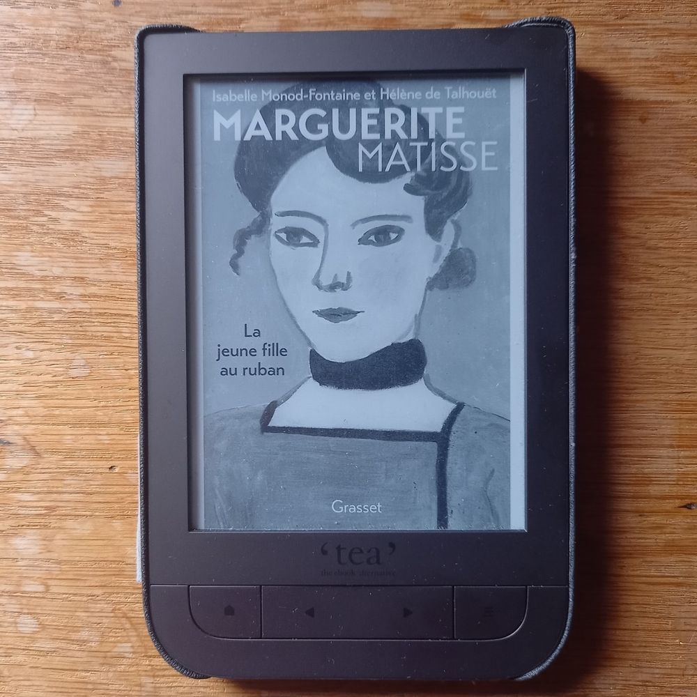 Liseuse sur laquelle est chargé le livre "Marguerite Matisse : la jeune fille au ruban", biographie de Isabelle Monod-Fontaine et Hélène de Talhouët publiée aux éditions Grasset. La couverture montre un portait de Marguerite peint par Matisse en 1906-1907 (ici en noir et blanc car écran de liseuse)