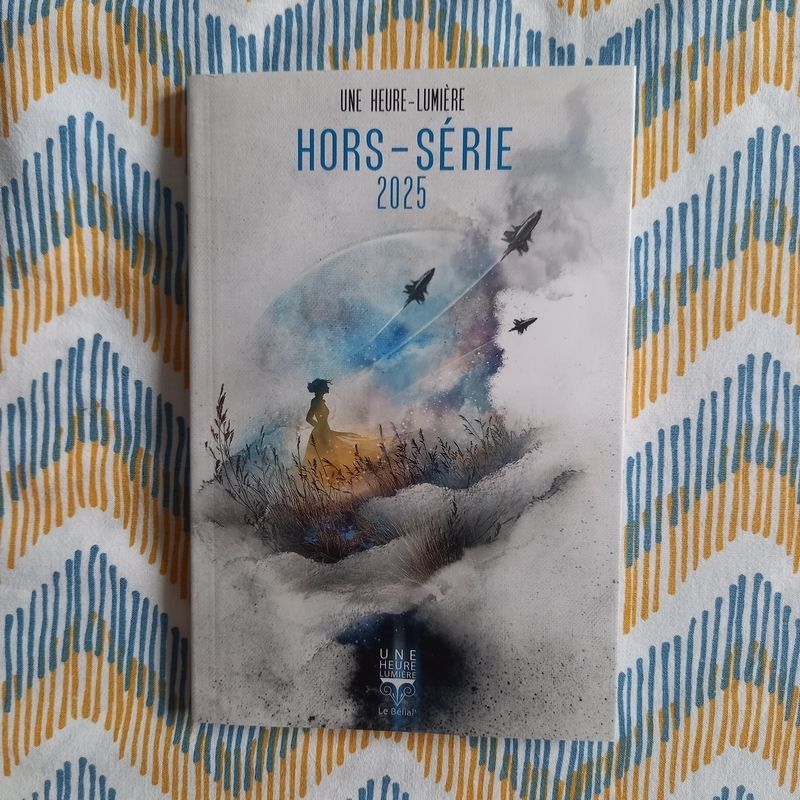 Hors-série 2025 de la collection Une heure-lumière aux éditions du Bélial. La couverture montre une silhouette féminine dans un champ, qui regarde trois vaisseaux spatiaux s'envoler.