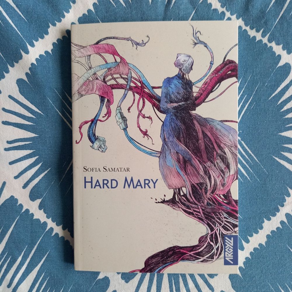Hard Mary, une novella de Sofia Samatar parue dans la collection RéciFs chez Argyll. La couverture montre une femme vêtue d'une robe à l'ancienne et d'une coiffe, avec des câbles qui s'échappent de son dos et de ses pieds