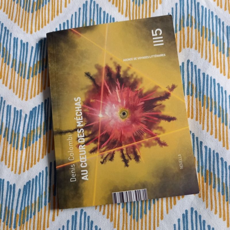 Au cœur des méchas, novella de Denis Colombi parue aux éditions 1115. La couverture montre un oeil au milieu d'une masse rougeâtre indéterminée, entourée de rayons lumineux