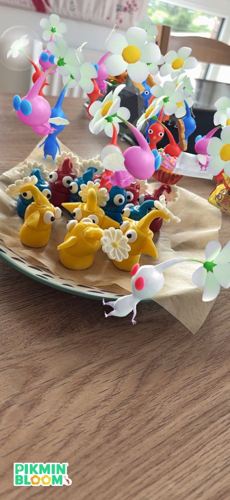 the pikmin from pikmin bloom are chilling with the frumpy pikmin 
